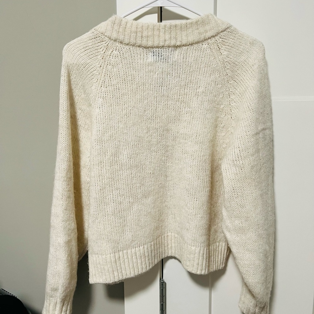 Old Navy Women's V-Neck Cream Sweater - Picture 3 of 3